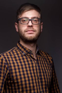 gözlük takan bir sakallı 