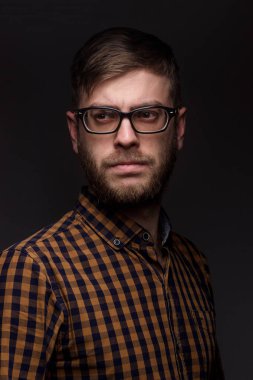 gözlük takan bir sakallı 