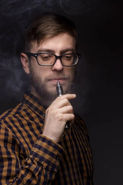 Man with a beard smoking Vape — Stock Photo, Image