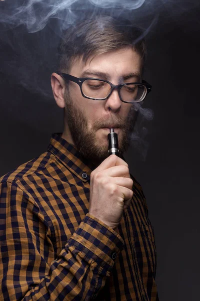 Homem com barba fumando Vape — Fotografia de Stock