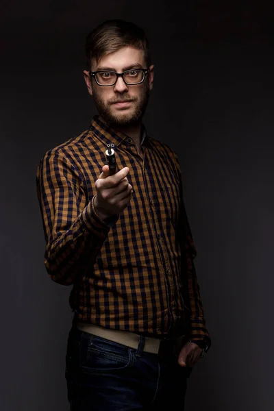 Ο άνθρωπος με μια γενειάδα κάπνισμα Vape — Φωτογραφία Αρχείου