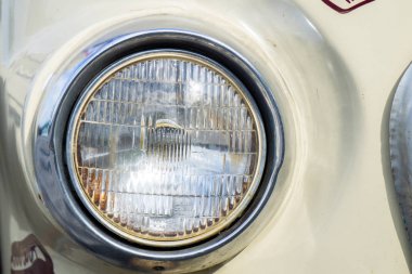 Yakın çekim farlar veya retro araba vintage tarzı Far lambası ile klasik otomobil.