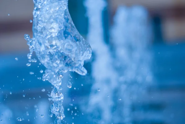 The gush of water of a fountain. Splash of water in the fountain, abstract image — Stock Photo, Image