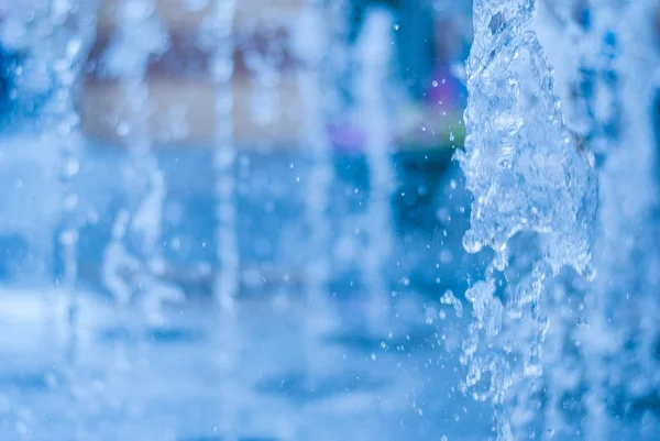 The gush of water of a fountain. Splash of water in the fountain, abstract image — Stock Photo, Image