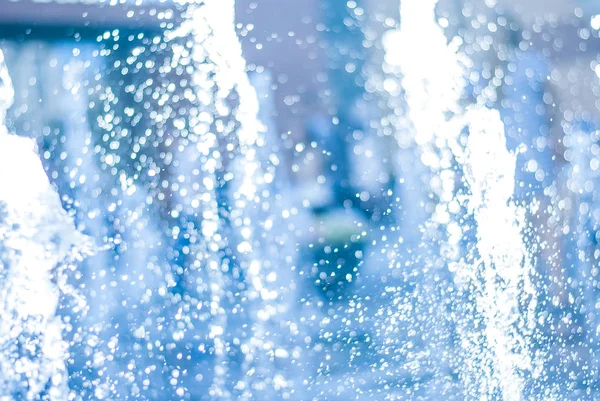 El chorro de agua de una fuente. Salpicadura de agua en la fuente, imagen abstracta — Foto de Stock