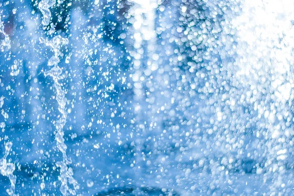 Aliran air dari air mancur. Percikan air di air mancur, gambar abstrak — Stok Foto