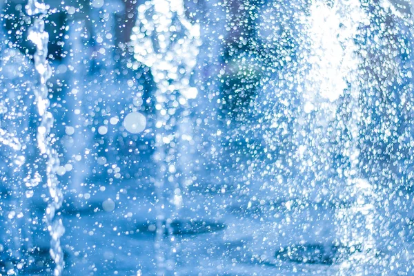 The gush of water of a fountain. Splash of water in the fountain, abstract image — Stock Photo, Image