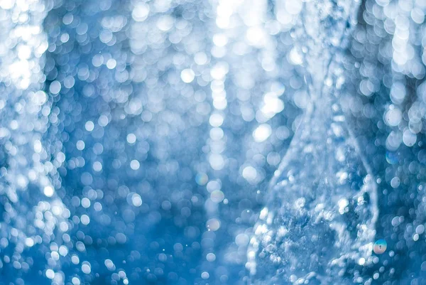 El chorro de agua de una fuente. Salpicadura de agua en la fuente, imagen abstracta — Foto de Stock