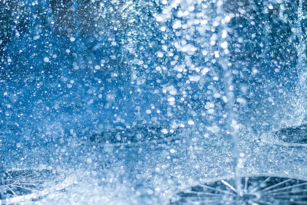 El chorro de agua de una fuente. Salpicadura de agua en la fuente, imagen abstracta — Foto de Stock