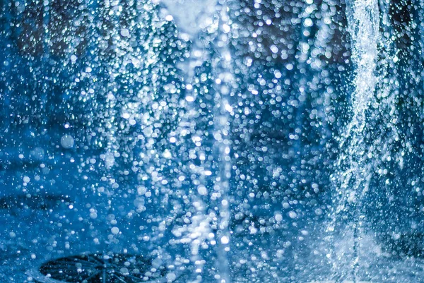 The gush of water of a fountain. Splash of water in the fountain, abstract image — Stock Photo, Image