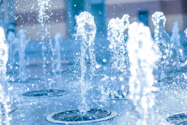 Das sprudelnde Wasser eines Brunnens. Wasserspritzer im Brunnen, abstraktes Bild — Stockfoto