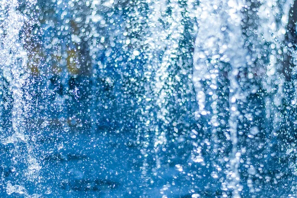 Bucata de apă a unei fântâni. stropire de apă în fântână, imagine abstractă — Fotografie, imagine de stoc