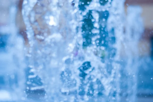 The gush of water of a fountain. Splash of water in the fountain, abstract image — Stock Photo, Image