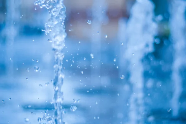 O jorro de água de uma fonte. Splash de água na fonte, imagem abstrata — Fotografia de Stock