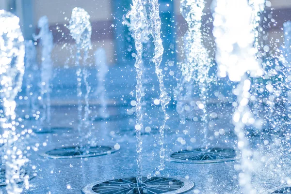 O jorro de água de uma fonte. Splash de água na fonte, imagem abstrata — Fotografia de Stock
