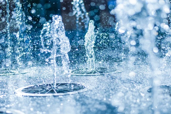 The gush of water of a fountain. Splash of water in the fountain, abstract image — Stock Photo, Image