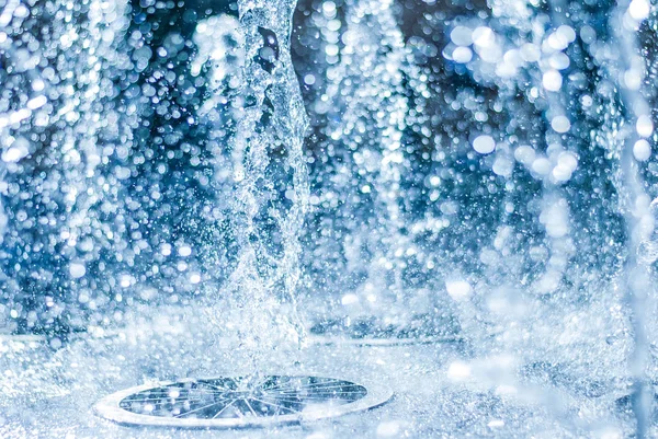 El chorro de agua de una fuente. Salpicadura de agua en la fuente, imagen abstracta — Foto de Stock