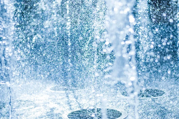 The gush of water of a fountain. Splash of water in the fountain, abstract image — Stock Photo, Image