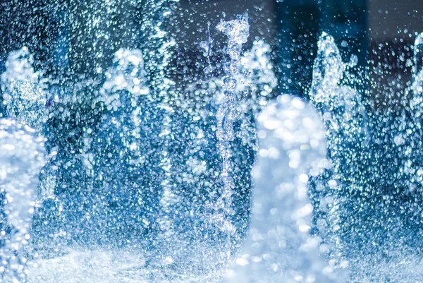 El chorro de agua de una fuente. Salpicadura de agua en la fuente, imagen abstracta — Foto de Stock