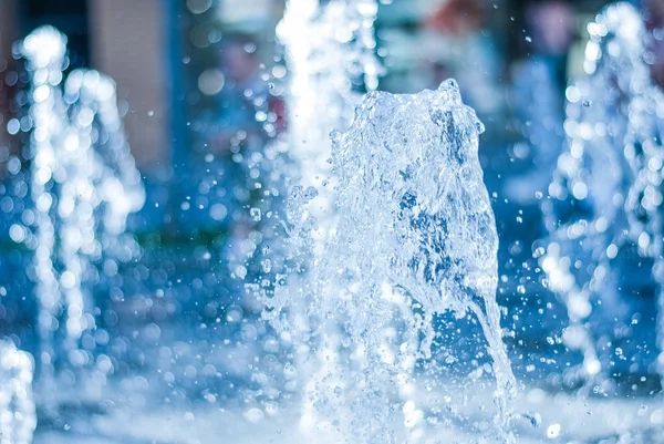 The gush of water of a fountain. Splash of water in the fountain, abstract image — Stock Photo, Image