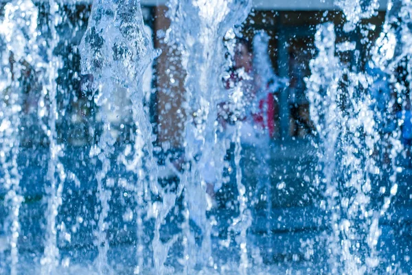 The gush of water of a fountain. Splash of water in the fountain, abstract image — Stock Photo, Image