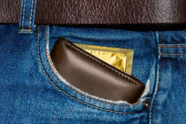 m-cüzdan içinde a cep kot altın prezervatif ile