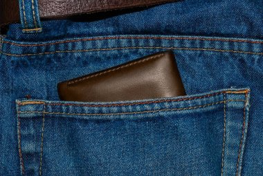 Kahverengi deri çanta cebinde. Cüzdan bir kot geri yarım dışarı. Cep cüzdan brown ile kot