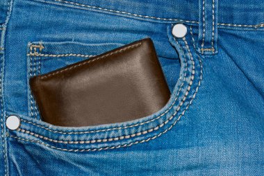 Kahverengi deri çanta cebinde. Cüzdan bir kot geri yarım dışarı. Cep cüzdan brown ile kot