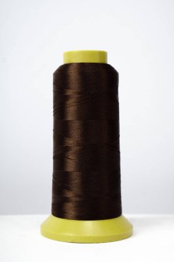 beyaz arkaplanda izole edilmiş iplik makarası