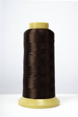 beyaz arkaplanda izole edilmiş iplik makarası