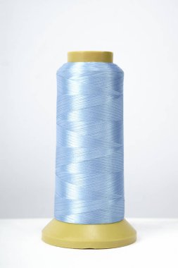 beyaz arkaplanda izole edilmiş iplik makarası