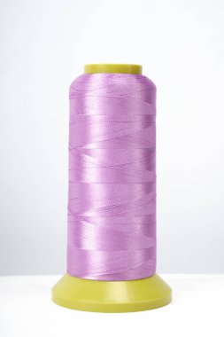 beyaz arkaplanda izole edilmiş iplik makarası