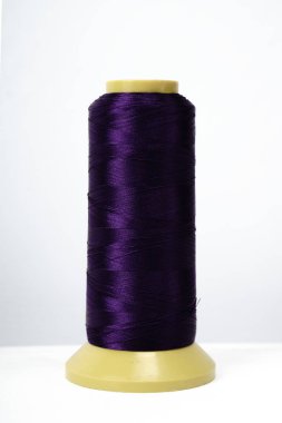 beyaz arkaplanda izole edilmiş iplik makarası