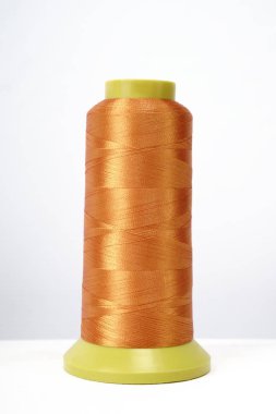 beyaz arkaplanda izole edilmiş iplik makarası