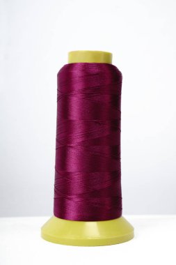 beyaz arkaplanda izole edilmiş iplik makarası