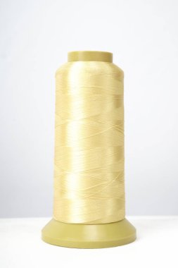 beyaz arkaplanda izole edilmiş iplik makarası