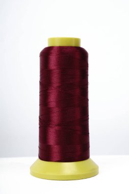 beyaz arkaplanda izole edilmiş iplik makarası