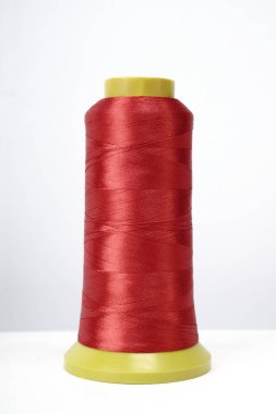 beyaz arkaplanda izole edilmiş iplik makarası