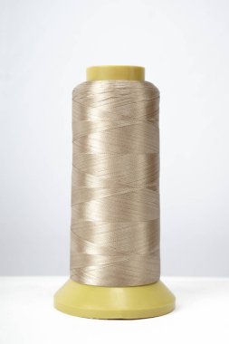 beyaz arkaplanda izole edilmiş iplik makarası