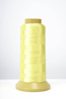 beyaz arkaplanda izole edilmiş iplik makarası