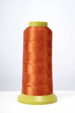 beyaz arkaplanda izole edilmiş iplik makarası