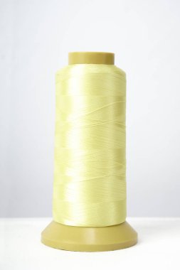 beyaz arkaplanda izole edilmiş iplik makarası