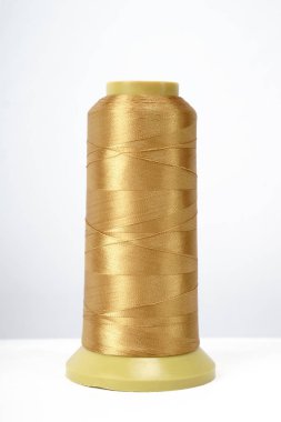 beyaz arkaplanda izole edilmiş iplik makarası