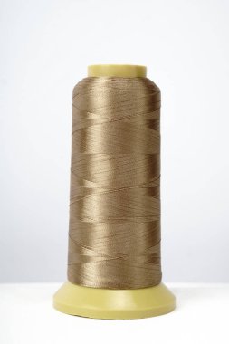 beyaz arkaplanda izole edilmiş iplik makarası