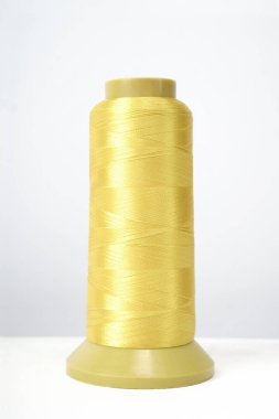 beyaz arkaplanda izole edilmiş iplik makarası