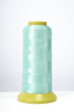 beyaz arkaplanda izole edilmiş iplik makarası