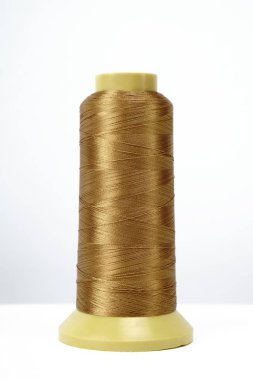 beyaz arkaplanda izole edilmiş iplik makarası