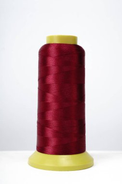 beyaz arkaplanda izole edilmiş iplik makarası