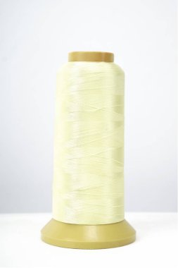 beyaz arkaplanda izole edilmiş iplik makarası