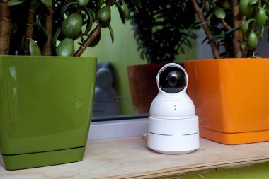 Bir robot şeklinde komik güvenlik kamerası